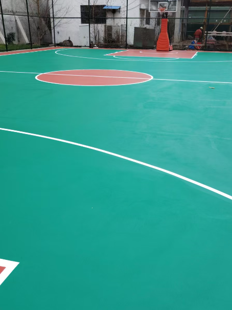 鄂伦春 球场长期使用易出现地面开裂